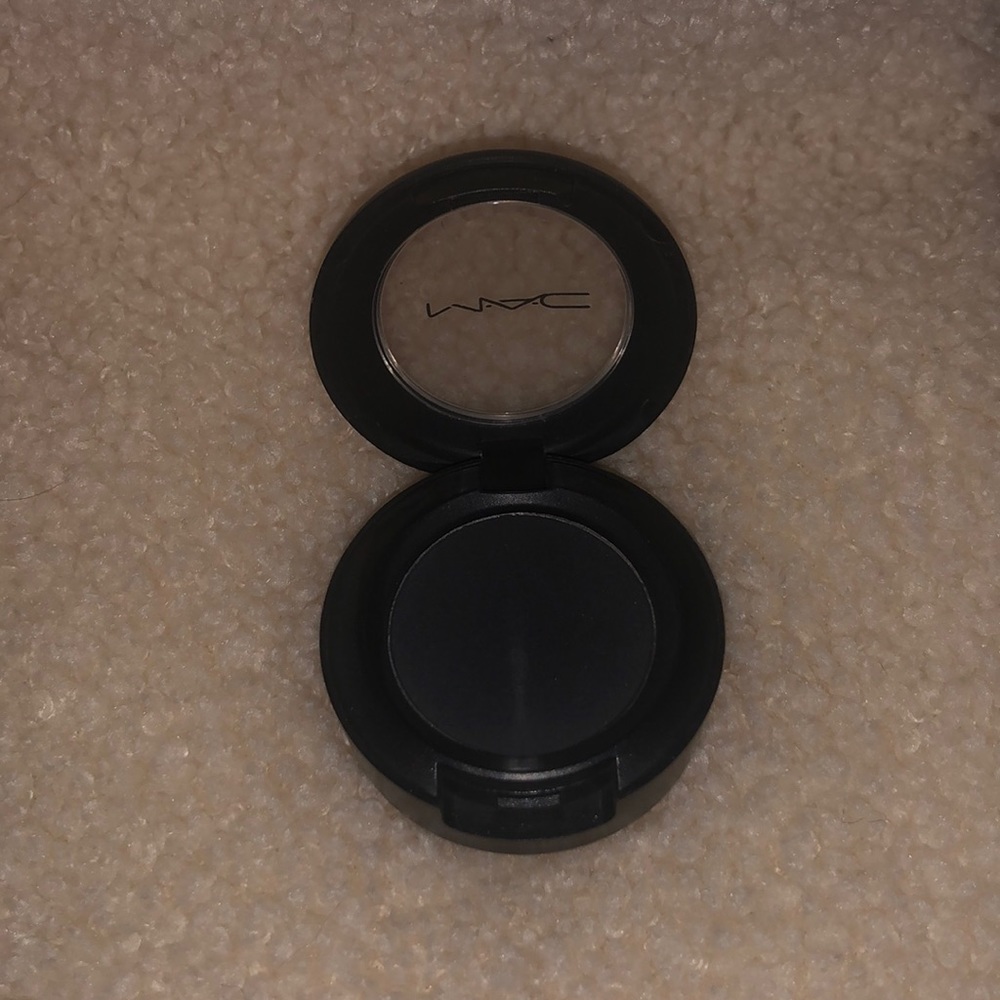 MAC COSMETICS- single eyeshadow in shade “typographic matte”